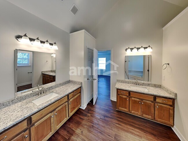 Building Photo - 3047 Romain Trail