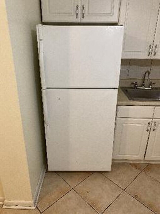 Building Photo - Excellent 2/1 Duplex in Desirable Area