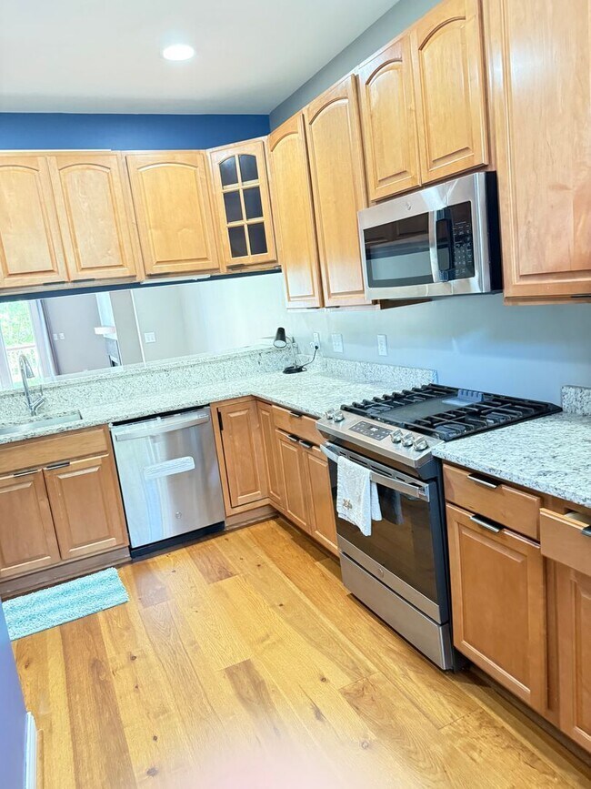 Building Photo - 2550 Cleinview Ave
