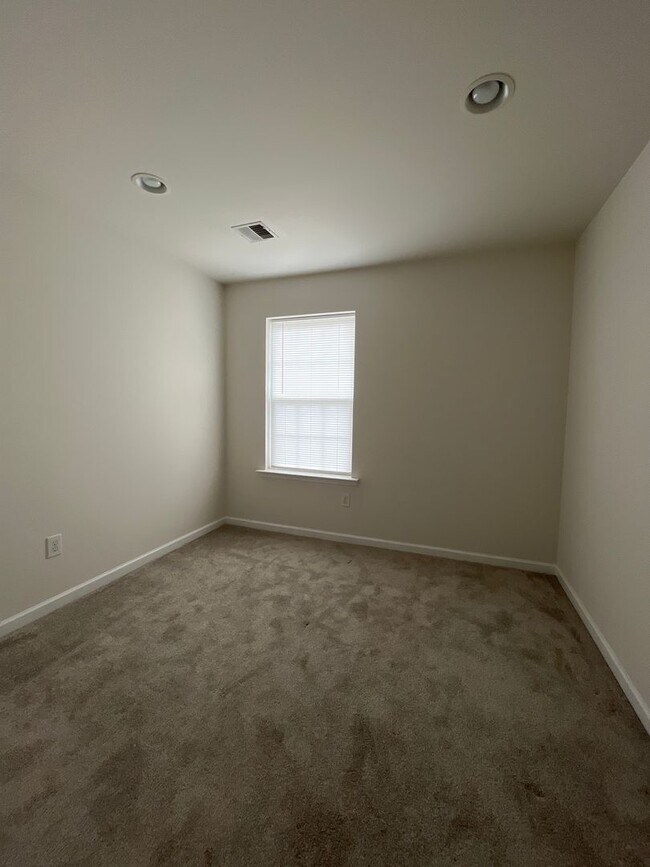 Building Photo - Stunning twin home located in West Bethlehem