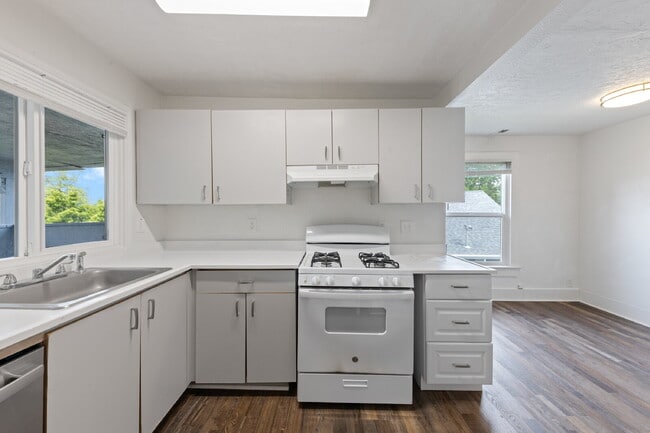 Building Photo - 2 Bedroom 2 Bathroom on College Street!