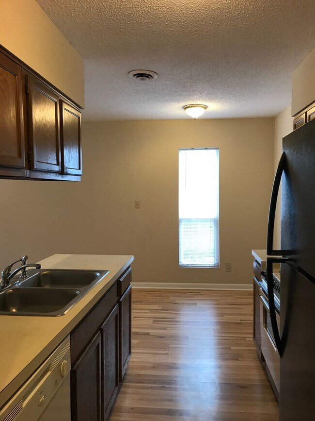 Building Photo - Quiet 2 story condo super close to the beach!