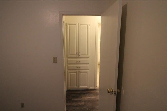 Building Photo - 114 NE 12th St