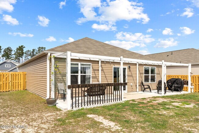 Building Photo - 525 Birdsong Dr