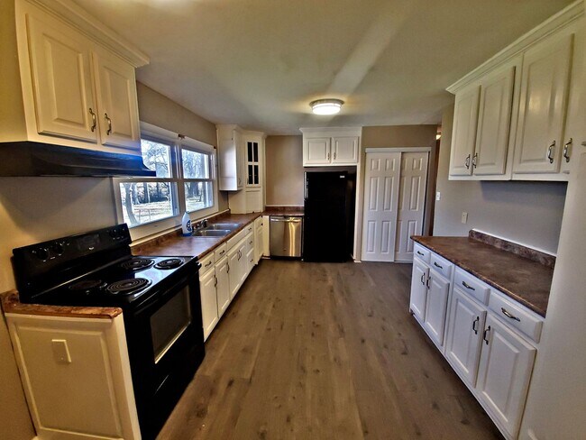 Building Photo - 4BR/2.5BA Single Family