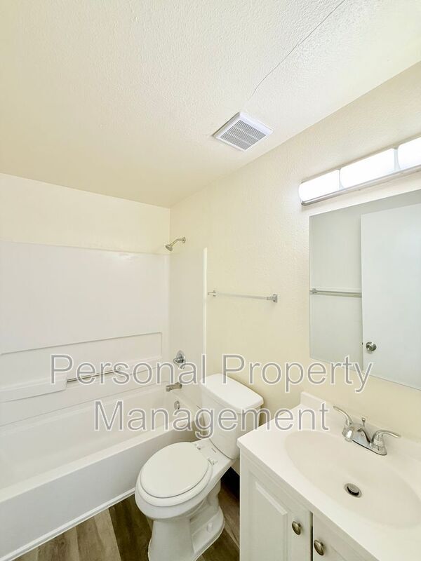 Building Photo - 7420 NE Hazel Dell Ave