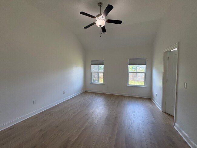 Building Photo - MOVE IN SPECIAL: $1000 OFF 1ST MONTH'S RENT!**