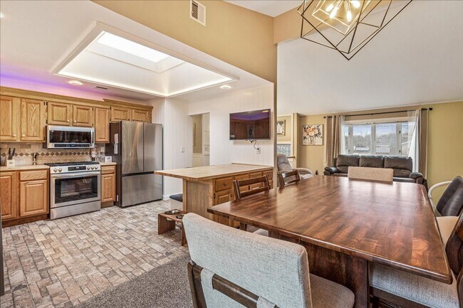 Building Photo - Immaculate 3 Bedroom & 2 Bathroom