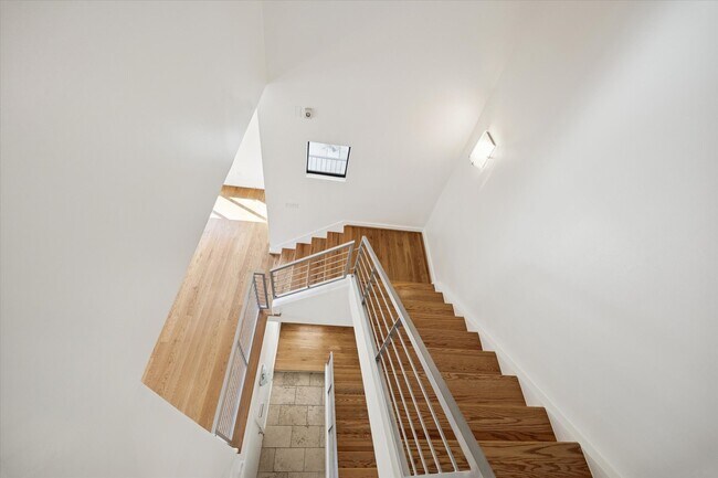 Building Photo - 5313 Lillian St