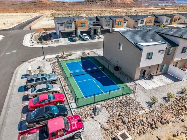 Building Photo - Stunning End-Unit in South Desert Townhomes