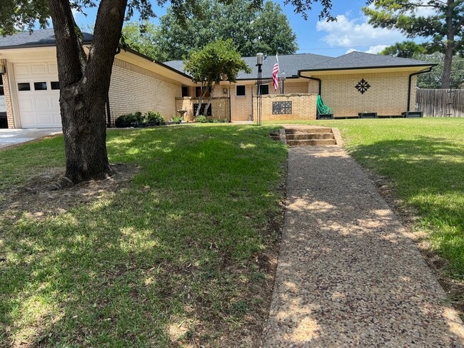Primary Photo - 1821 E Cedar Elm Dr