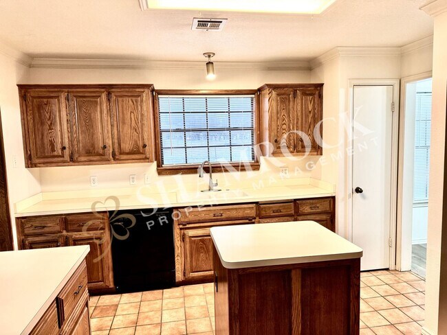 Building Photo - 712 N Crooked Creek Rd