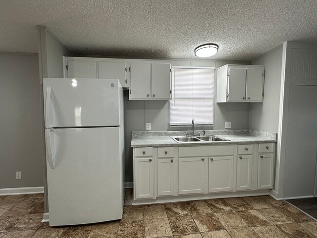 Building Photo - Country Living 3 Bedroom, 2 Bath Home in S...