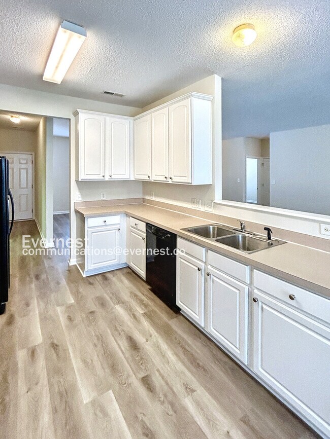 Building Photo - Spacious 3 Bedroom Home in High Point / Up...