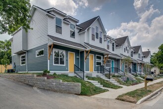 Building Photo - East Nashville Townhome Available Now!