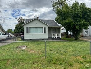 Building Photo - CHARMING OLDER 2 BEDROOM HOME W/ BUILT INS