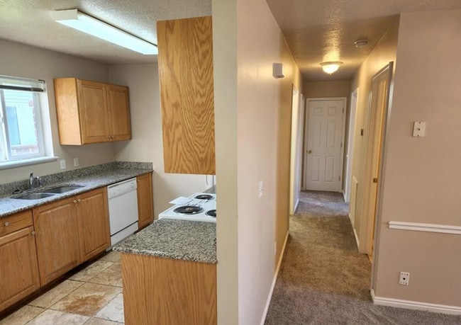 Building Photo - 2 Bed 1 Bath Upper Condo - with Optix inte...
