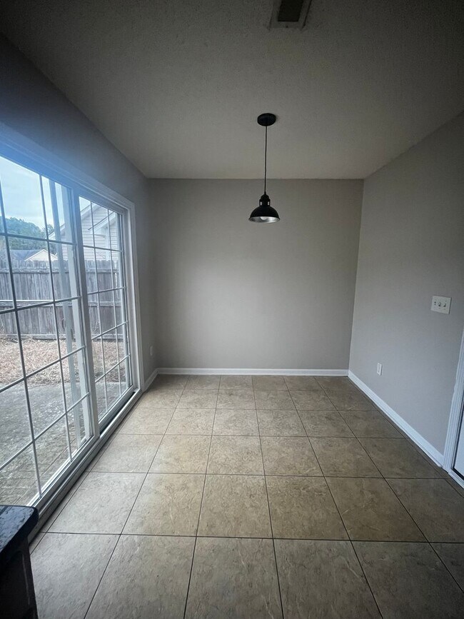 Building Photo - Three Bedroom Two Bath Home