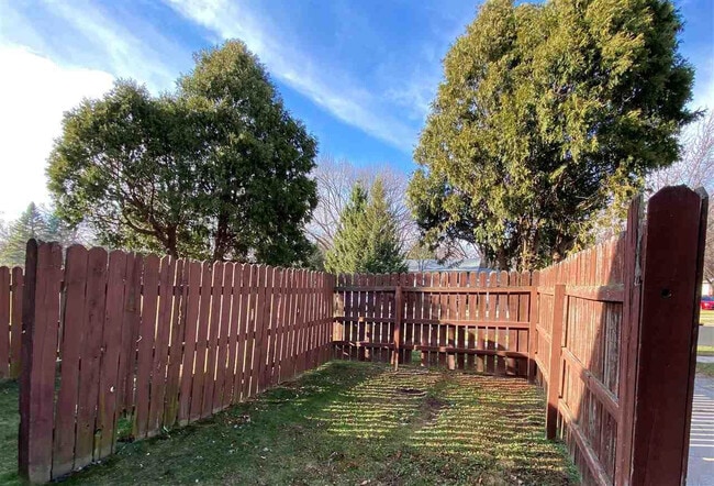 Building Photo - 235 Broadway Dr