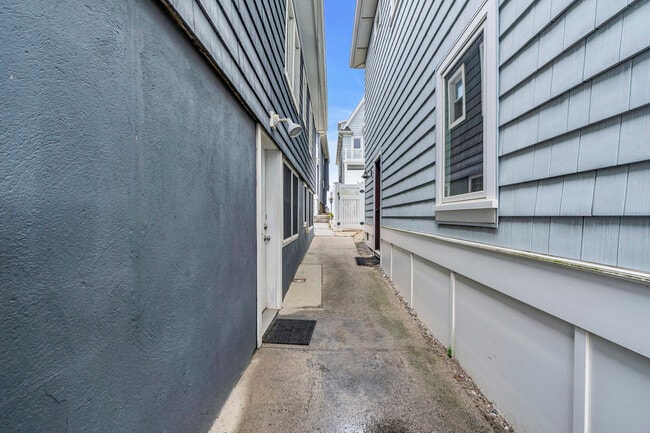Building Photo - 418 1st Ave