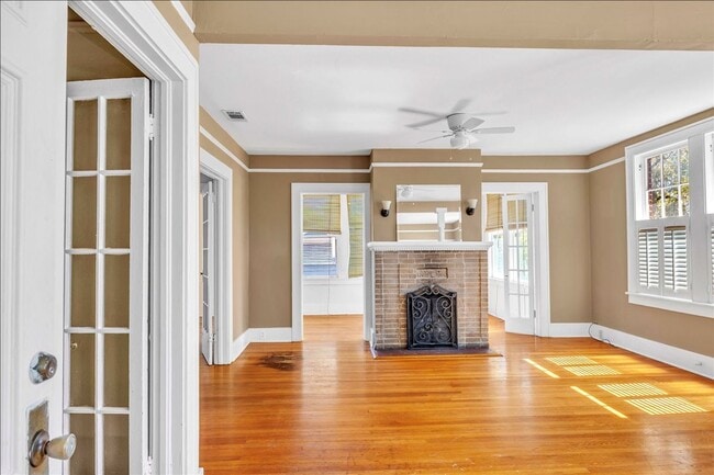 Building Photo - Upstairs Large 3 bedroom apartment in Ardsley Park