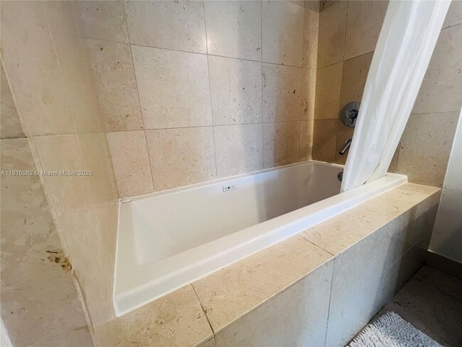 Building Photo - 485 Brickell Ave