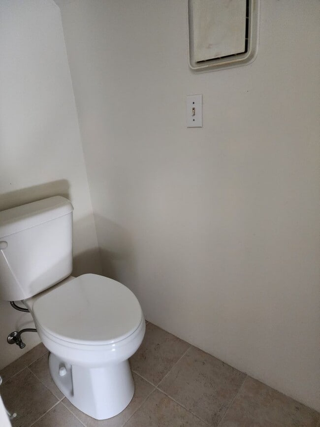 Building Photo - 2 Bedroom Home Located in Bloomfield