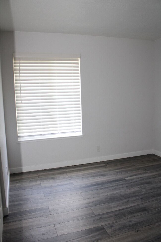 Building Photo - 130 Aster Ct
