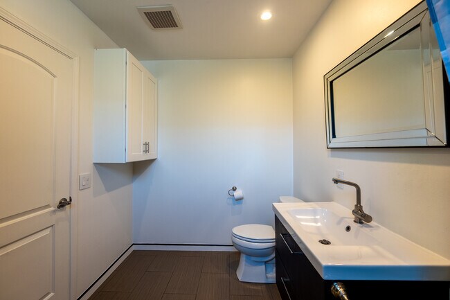 Building Photo - 10930 Oro Vista Ave