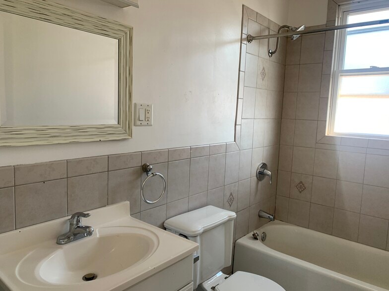 Building Photo - 4933 W Medill Ave