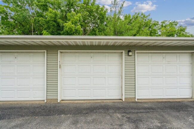 Building Photo - 80 Circle Dr