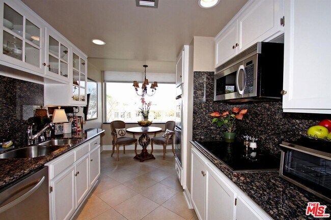 Building Photo - 412 N Palm Dr