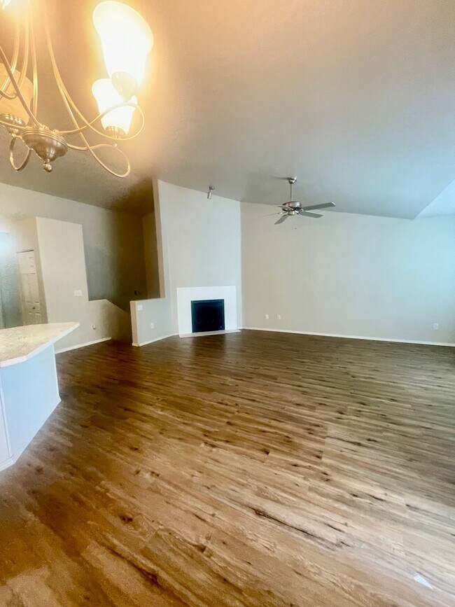Building Photo - Condo Close to base! 3 bed/2bath/2car garage, Available now!