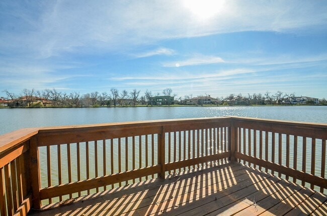 Building Photo - 414 Lakeview Dr