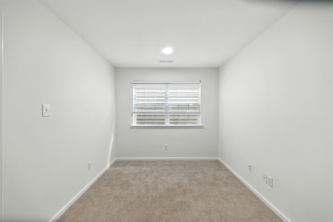 Building Photo - 3018 Silver Charm Cir