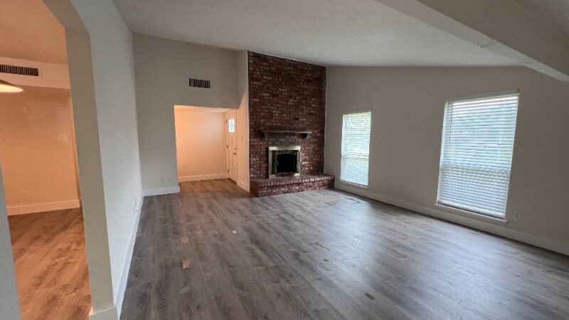 Building Photo - 1405 Meandering Way