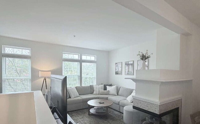 Building Photo - 978 Harrison Cir