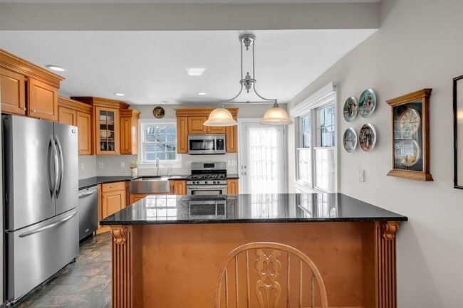 Building Photo - 11 Lakeside Ave