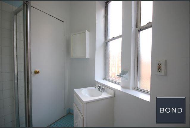 Building Photo - 543 E 5th St