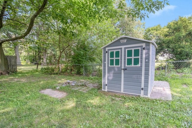 Building Photo - Contemporary, remodeled 920sqft., 3-bedroom, 1-bath single-family ranch with yard