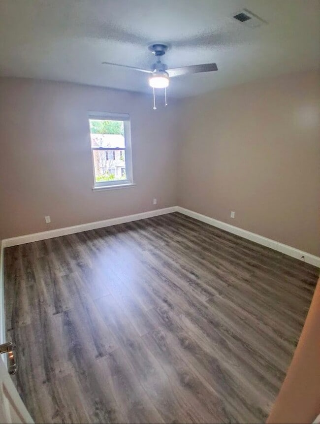 Building Photo - Spacious 3 Bedroom Townhouse for Rent!
