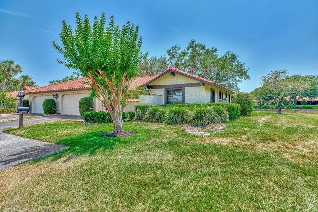 Building Photo - BEAUTIFUL 2 BEDROOM 2 BATHROOM + A DEN VILLA WITH GORGEOUS LAKE VIEWS!