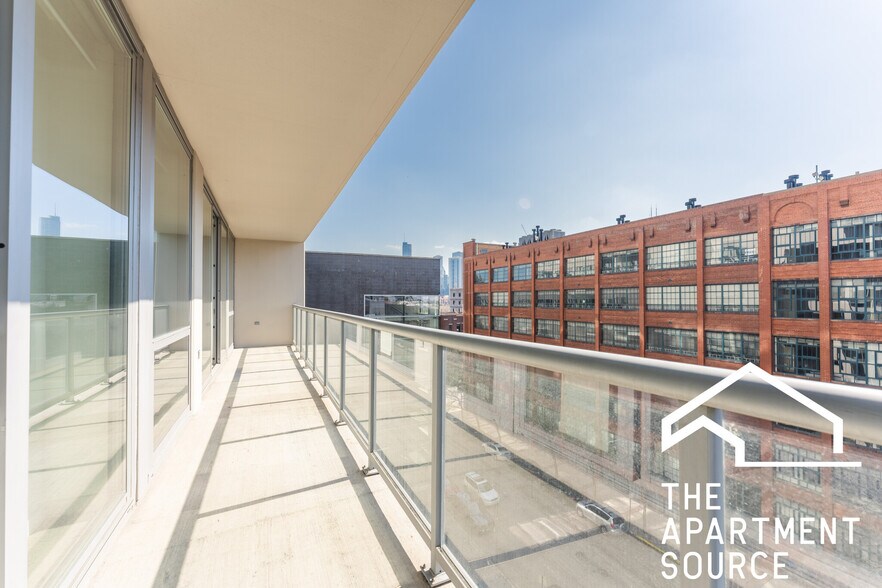 Building Photo - 910 W Huron St