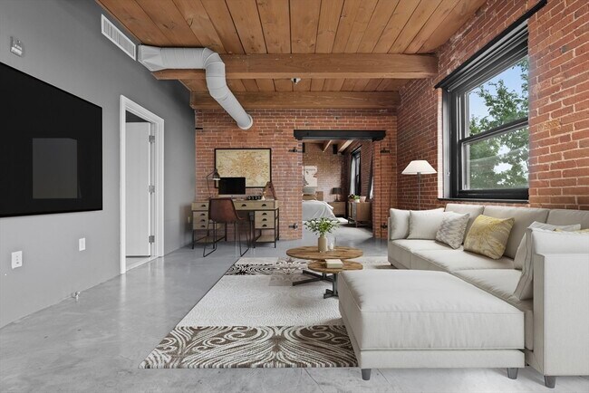 Primary Photo - 90 Wareham St