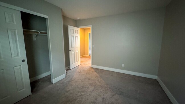 Building Photo - 4-bed, 2.5 bath, 2,498 sq ft home in Mount...