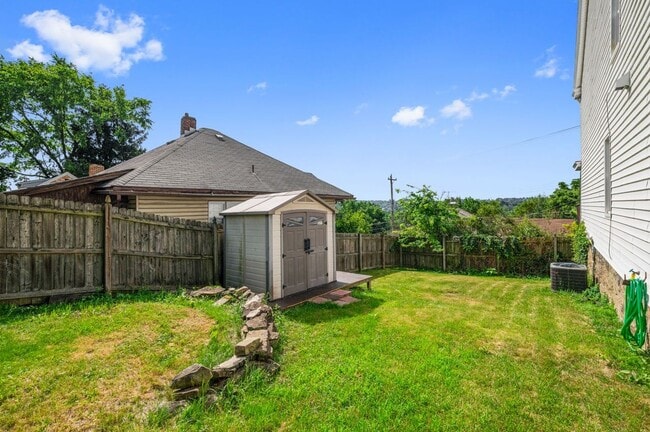 Building Photo - Newly Renovated 2 Bedroom Home With Bonus ...