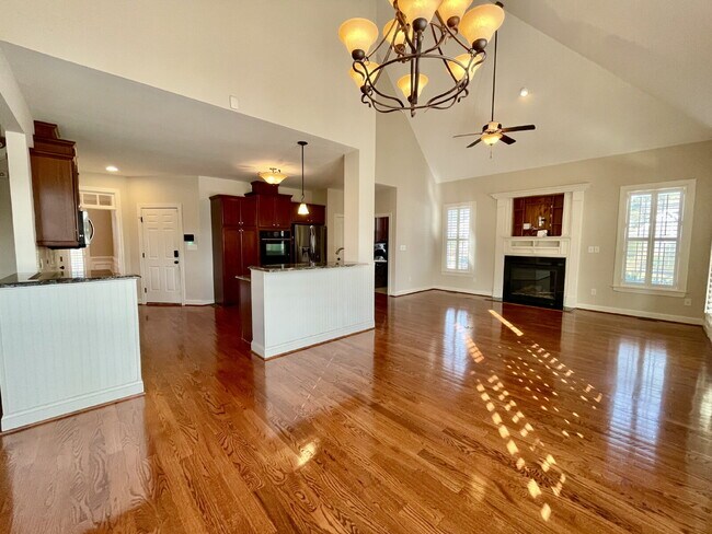 Building Photo - 4 Bed, 2 Bath Nest With Pool In Mariner's Pointe