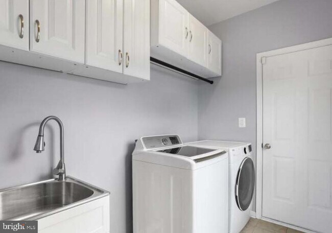 Building Photo - 320 Hopkins Dr