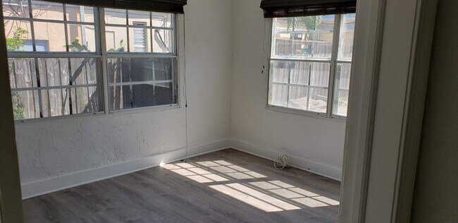 Building Photo - 410 Monroe Dr