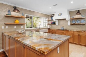 Building Photo - Remodeled 2BR/2BA w/ Large Bonus Room in t...